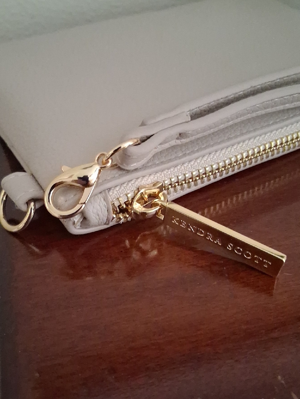 Kendra Scott. LIGHT Taupe Wristlet - Picture 4 of 6